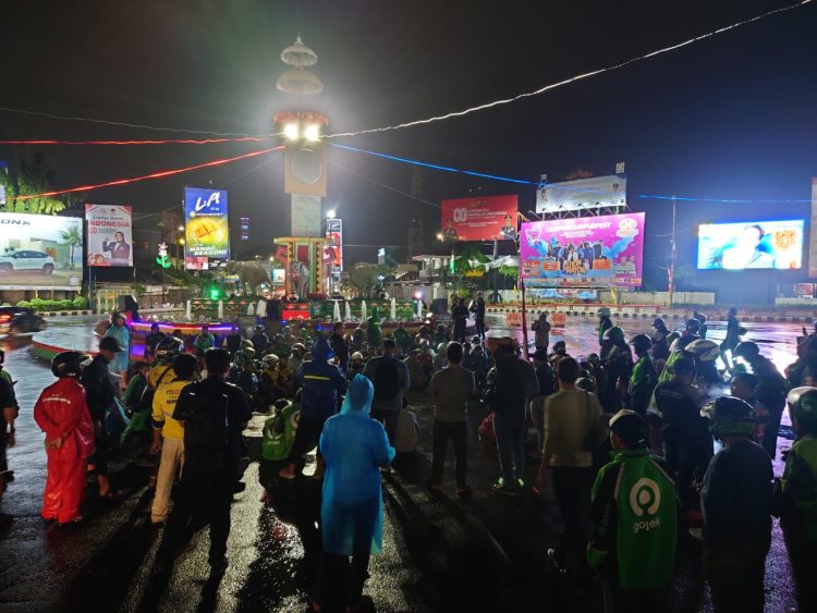 Polresta Bandar Lampung dan Komunitas Ojol Gelar Doa Bersama untuk Affan Kurniawan di Tugu Adipura, Tegaskan Solidaritas dan Kedamaian