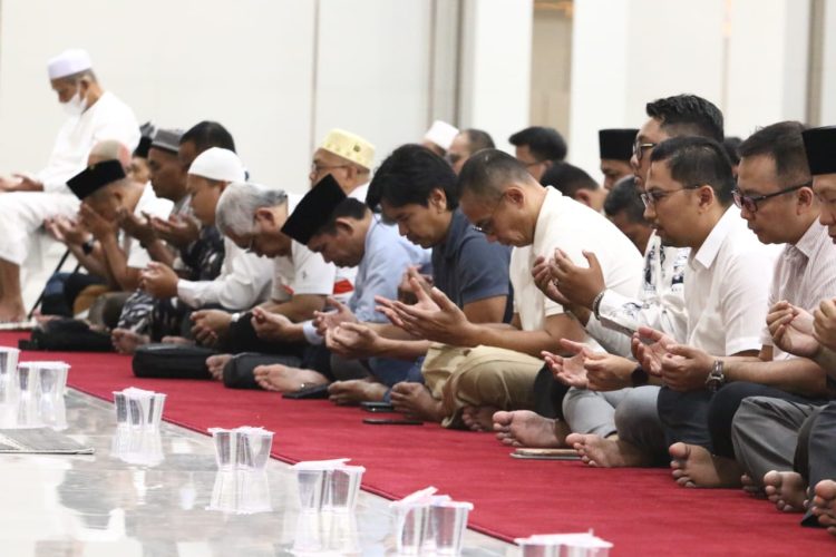 PB Akuatik Indonesia Gelar Sholat Jumat dan Doa Bersama Sambut Kejurnas A•Stream Open Water Swimming Series Lampung 2025