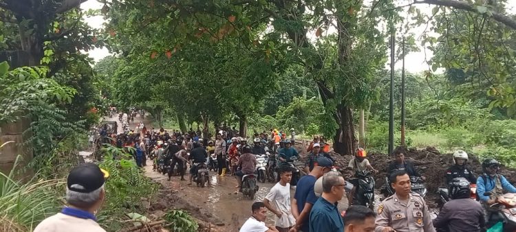 Pemulihan Ruas Jalan Wisata Lempasing-Padang Cermin: Kolaborasi TNI-Polri dan Pemprov Lampung Pastikan Akses Kembali Lancar