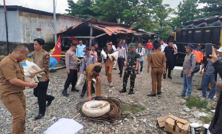 Personel Polres Tanggamus Diterjunkan, Gabung Tim Ekspedisi Perbaikan Jembatan Gantung di Pematang Sawa