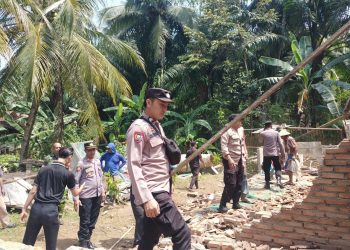 Polres Tanggamus dan Warga Gotong Royong Bersihkan Rumah Pascagempa di Semaka