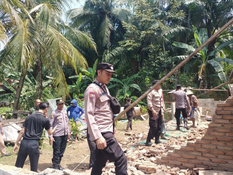 Polres Tanggamus dan Warga Gotong Royong Bersihkan Rumah Pascagempa di Semaka