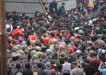 Keakraban di Tengah Aksi: Pegawai Pemprov Lampung Bagikan Makanan Ringan pada Mahasiswa