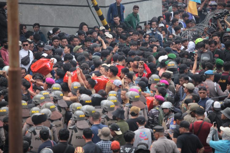 Keakraban di Tengah Aksi: Pegawai Pemprov Lampung Bagikan Makanan Ringan pada Mahasiswa