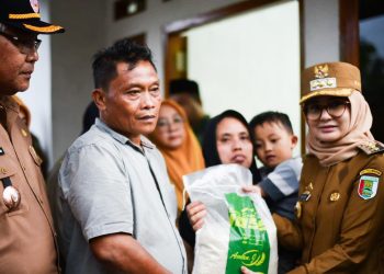 Bupati Pesawaran Tinjau Rumah Roboh Akibat Hujan Deras dan Angin Kencang, Serahkan Bantuan dan Pastikan Penanganan Cepat