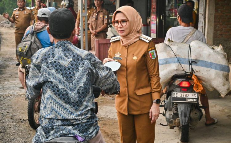 Bupati Pesawaran Tinjau Progres Perbaikan Jalan Kubu Batu – Kota Jawa di Way Khilau, Target Rampung Oktober 2025