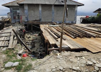 Warga Panjang Selatan Terlantar, Rumah Nenek Renta Roboh Diterjang Gelombang Pasang