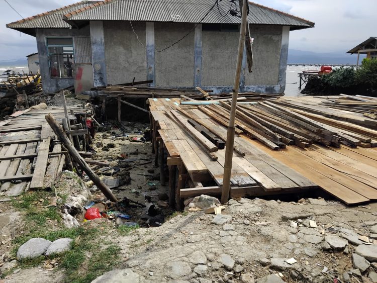 Warga Panjang Selatan Terlantar, Rumah Nenek Renta Roboh Diterjang Gelombang Pasang