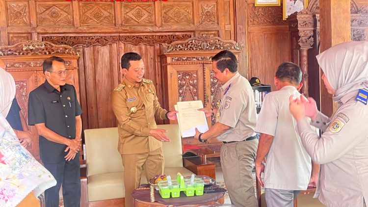 BPN Pringsewu Serahkan Puluhan Lembar Sertifikat Aset Pemda