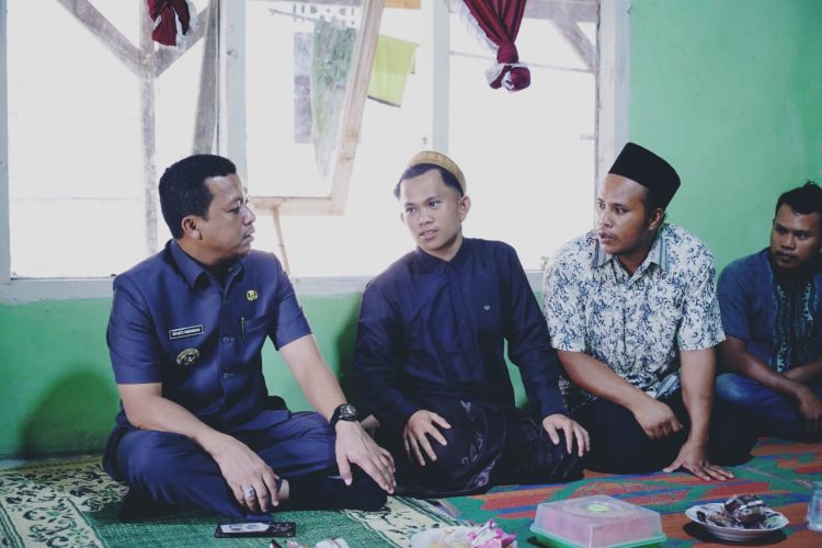 Pemkab Pringsewu Tunjukkan Kepedulian: Bupati Riyanto Pamungkas Serahkan Bantuan Kepada Keluarga Korban Kapal Tenggelam