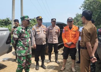 Sinergitas TNI-Polri dan Pemda Tanggamus Tinjau Jalan Longsor di Limau