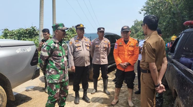 Sinergitas TNI-Polri dan Pemda Tanggamus Tinjau Jalan Longsor di Limau