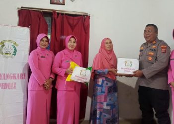 Polisi dan Bhayangkari Sumberejo Gerak Cepat Bantu Nenek Samiyem Korban Tercebur Sumur 18 Meter, Warga Terharu