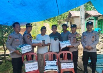 Polsek Wonosobo Polres Tanggamus Tanggap Cepat, Sambangi Keluarga Warga yang Meninggal Perjalanan Pakai Tandu