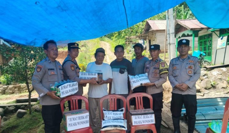 Polsek Wonosobo Polres Tanggamus Tanggap Cepat, Sambangi Keluarga Warga yang Meninggal Perjalanan Pakai Tandu