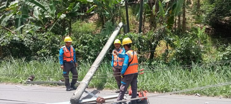 Tiang Listrik Patah di Pesawaran: Pengendara Motor Luka, Warga Minta PLN Bertanggung Jawab