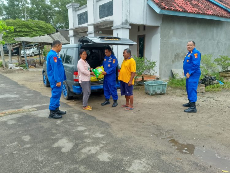 Sat Polair Polres Lampung Selatan Bagi-Bagi Beras Murah untuk Nelayan, Warga Antusias Serbu Bantuan di Pesisir