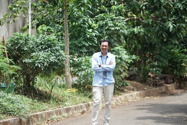 Penyair Muhammad Alfariezie Tabrak Pakem Kesopanan Sastra Konvensional Lewat Puisi Guru Jongkok di atas Regulasi