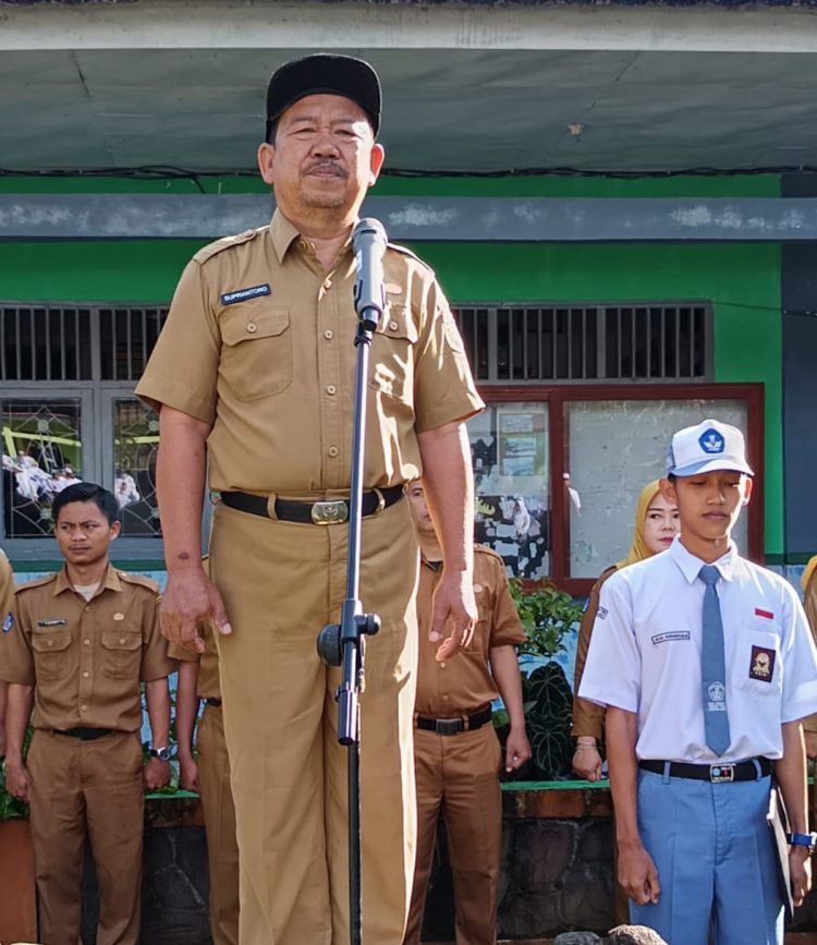 Upacara Bendera SMA Negeri 1 Kebun Tebu Berlangsung Haru, Kepala Sekolah Supriantoro Purna Tugas Setelah Tiga Tahun Mengabdi
