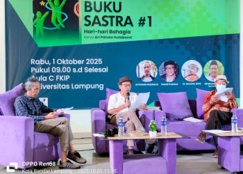 Diskusi Buku “Hari-Hari Bahagia”: Iswadi Pratama Bongkar Mitos Kebahagiaan dalam Puisi Ari Pahala