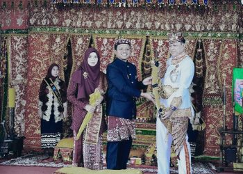 Bupati Pringsewu & Istri Dianugerahi Gelar Adat Kerajaan Sekala Brak, Sinergi Budaya dan Pemerintahan Diperkuat