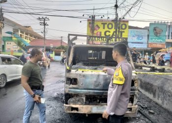 Truk Bermuatan Solar Terbakar di Pringsewu, Sopir Hilang dan Jalan Lumpuh Total