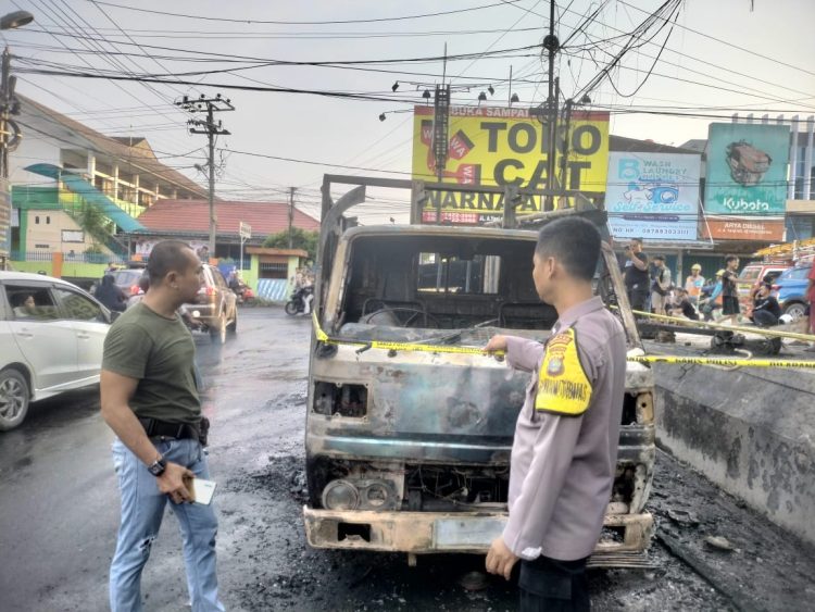 Truk Bermuatan Solar Terbakar di Pringsewu, Sopir Hilang dan Jalan Lumpuh Total