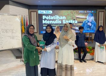 SMP Muhammadiyah Ahmad Dahlan Metro Hadirkan Sastrawan Nasional Isbedy Stiawan ZS, Pelatihan Menulis Sastra Jadi Momen Berharga Bagi Siswa