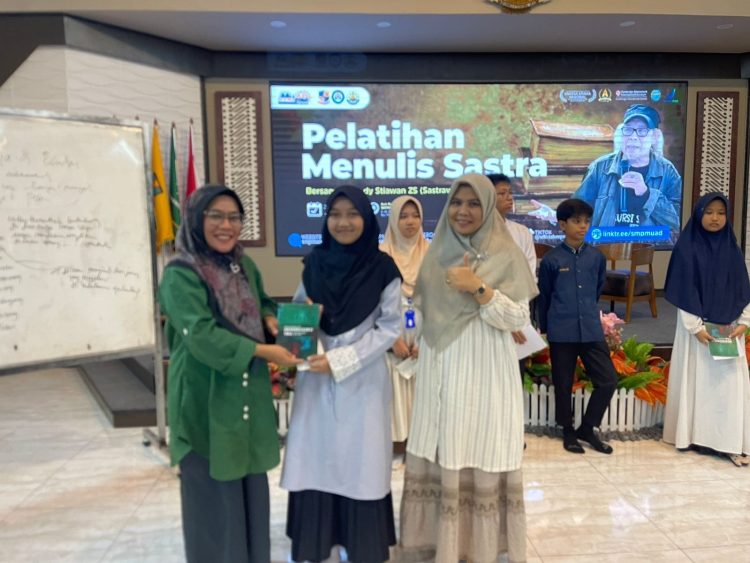 SMP Muhammadiyah Ahmad Dahlan Metro Hadirkan Sastrawan Nasional Isbedy Stiawan ZS, Pelatihan Menulis Sastra Jadi Momen Berharga Bagi Siswa