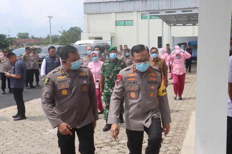 Kapolda Lampung dan Ketua Bhayangkari Pantau Langsung Distribusi 4.074 Porsi Makan Bergizi Gratis di Lampung Selatan