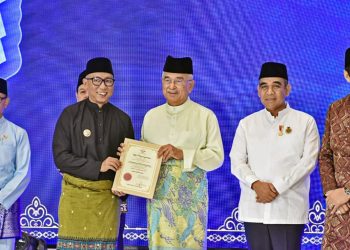 Gubernur Lampung Rahmat Mirzani Djausal Menerima Anugerah Tun Perak DMDI dalam Konvensyen ke-23