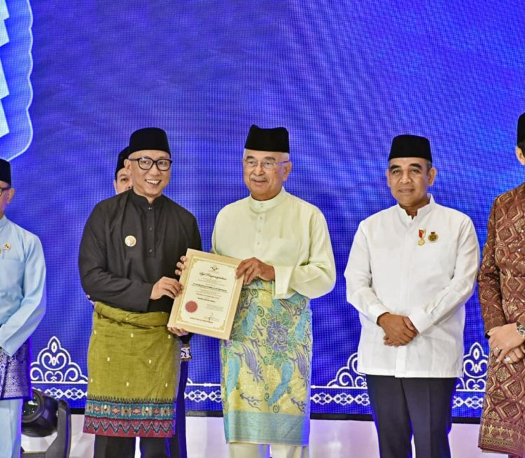 Gubernur Lampung Rahmat Mirzani Djausal Menerima Anugerah Tun Perak DMDI dalam Konvensyen ke-23