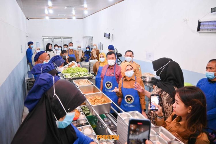Bupati Pesawaran Tinjau Satuan Pelayanan Pemenuhan Gizi Padang Manis, Pastikan Kualitas dan Distribusi Tepat Sasaran