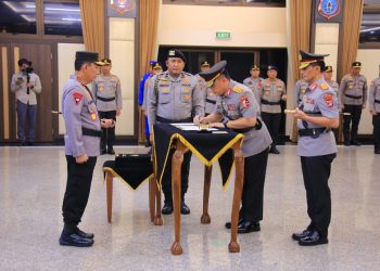 Kapolri Pimpin Sertijab Kapolda Lampung, Helmy Santika Serahkan Tongkat Komando ke Helfi Assegaf