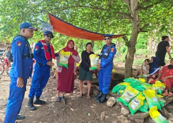 Bakti Polri untuk Warga Pulau Rimau: Polres Lampung Selatan Salurkan 100 Sak Beras SPHP Lewat Jalur Laut, Warga Antusias Sambut Bantuan