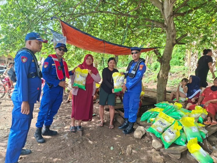 Bakti Polri untuk Warga Pulau Rimau: Polres Lampung Selatan Salurkan 100 Sak Beras SPHP Lewat Jalur Laut, Warga Antusias Sambut Bantuan