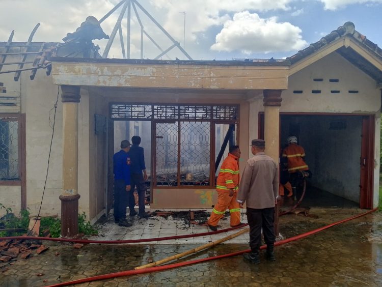 Rumah Kosong di Pringsewu Ludes Terbakar: Diduga Akibat Korsleting Listrik, Kerugian Capai Rp100 Juta