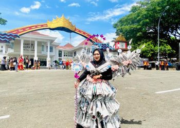 Sosok Guru Berkreatif! Deliana Sulap Koran Bekas Jadi Gaun Spektakuler di Pawai Budaya Lamsel Fest 2025