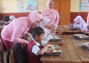 Ketua Bhayangkari Cabang Lampung Selatan Tinjau Program Makan Bergizi di TK Kemala Bhayangkari dan SDN 2 Way Urang, Pastikan Anak Tumbuh Sehat