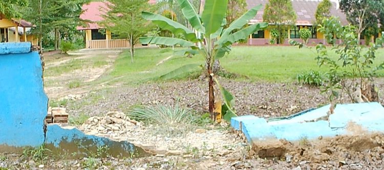 Hari Sabtu SD 3 Rejomulyo Jati Agung Libur, Pagar Rubuh dan Sekolah Kosong