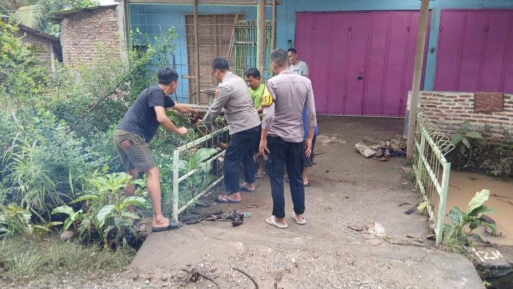 Polsek Natar Sigap Tangani Banjir di Tengah Pengamanan Nataru