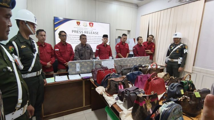 Kejati Lampung Bongkar Rumah Mantan Bupati Pesawaran, Barang Mewah & Mobil Mewah Disita Senilai Rp45 Miliar