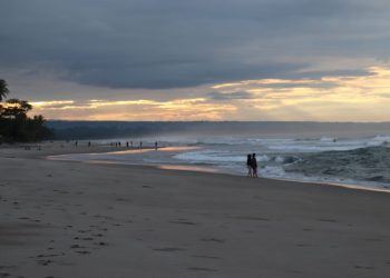Pantai Mandiri Pesisir Barat Tawarkan Sunrise dan Sunset Sekaligus