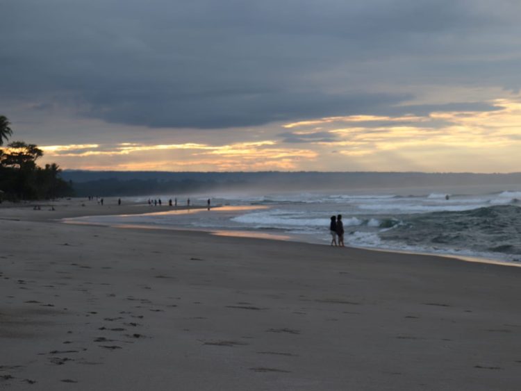 Pantai Mandiri Pesisir Barat Tawarkan Sunrise dan Sunset Sekaligus