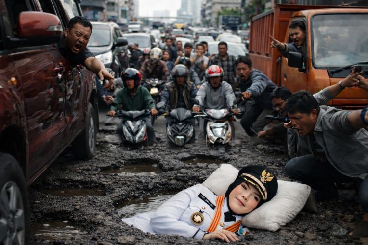 Ketika Internet Gratis Tak Kunjung Merata, Jalan Rusak Jadi Keluhan Utama Warga