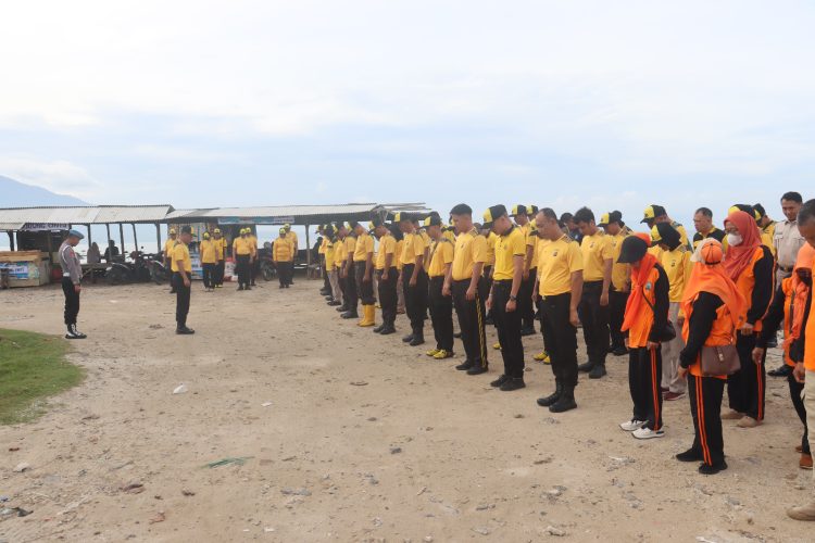 Polres Lampung Selatan Gandeng DLH dan Warga Jaga Kebersihan Pantai