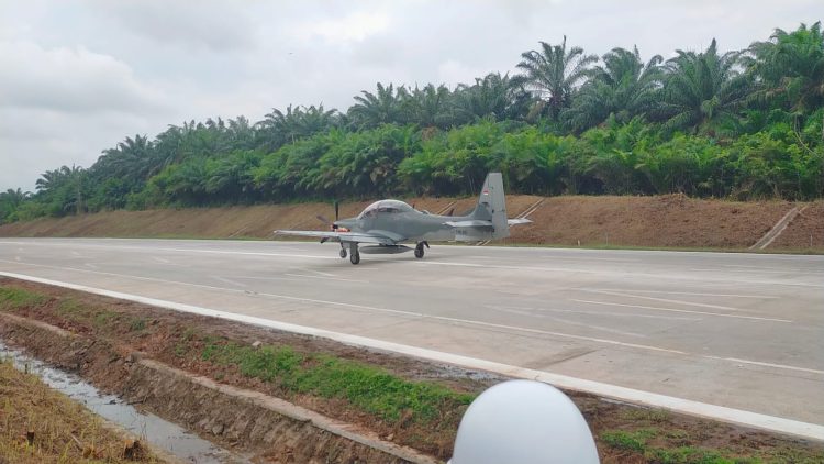 F-16 dan Super Tucano Taklukkan Tol Lampung dalam Uji Coba Strategis