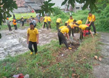 Wujud Kepedulian, Polres Lampung Selatan Bersihkan Eks Kantor Pos Lama Kalianda