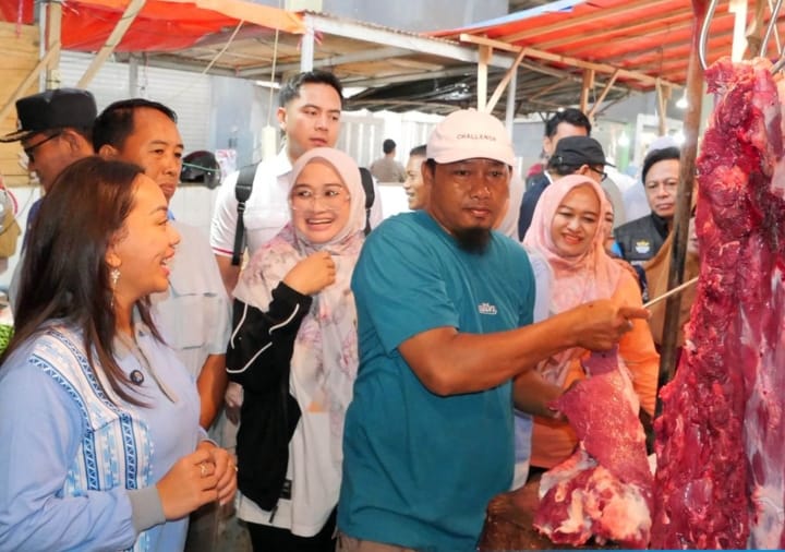 Interaksi Hangat Zita Anjani dengan Pedagang Warnai Pemantauan Sembako