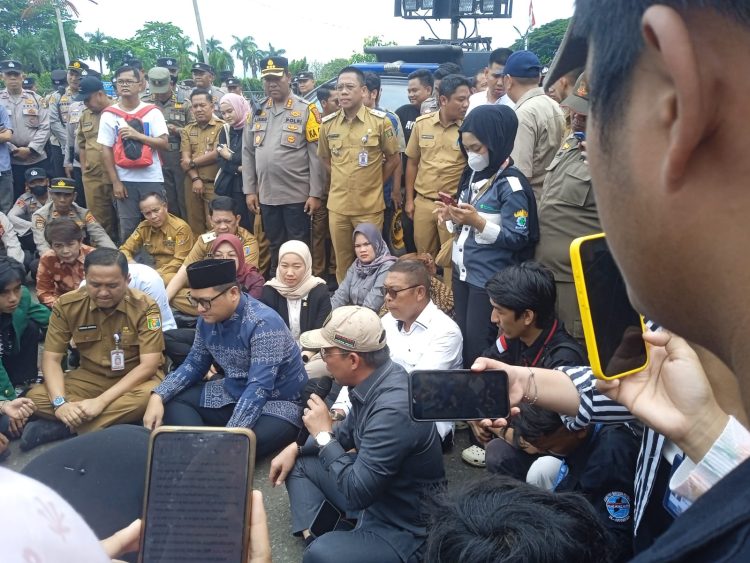 Aksi di DPRD Lampung, Mahasiswa Tuntut Solusi bagi Siswa SMA Siger